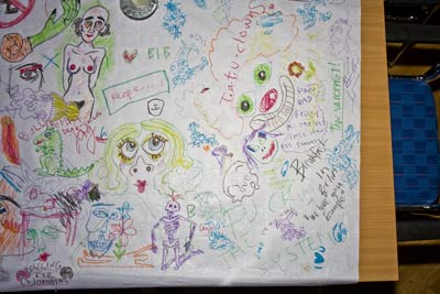 2008-11-09 H&auml;r f&aring;r man vara olydig och kreativ p&aring; bordsduken.