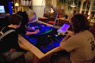 Kamratst�det m�lar med uv-f�rger
